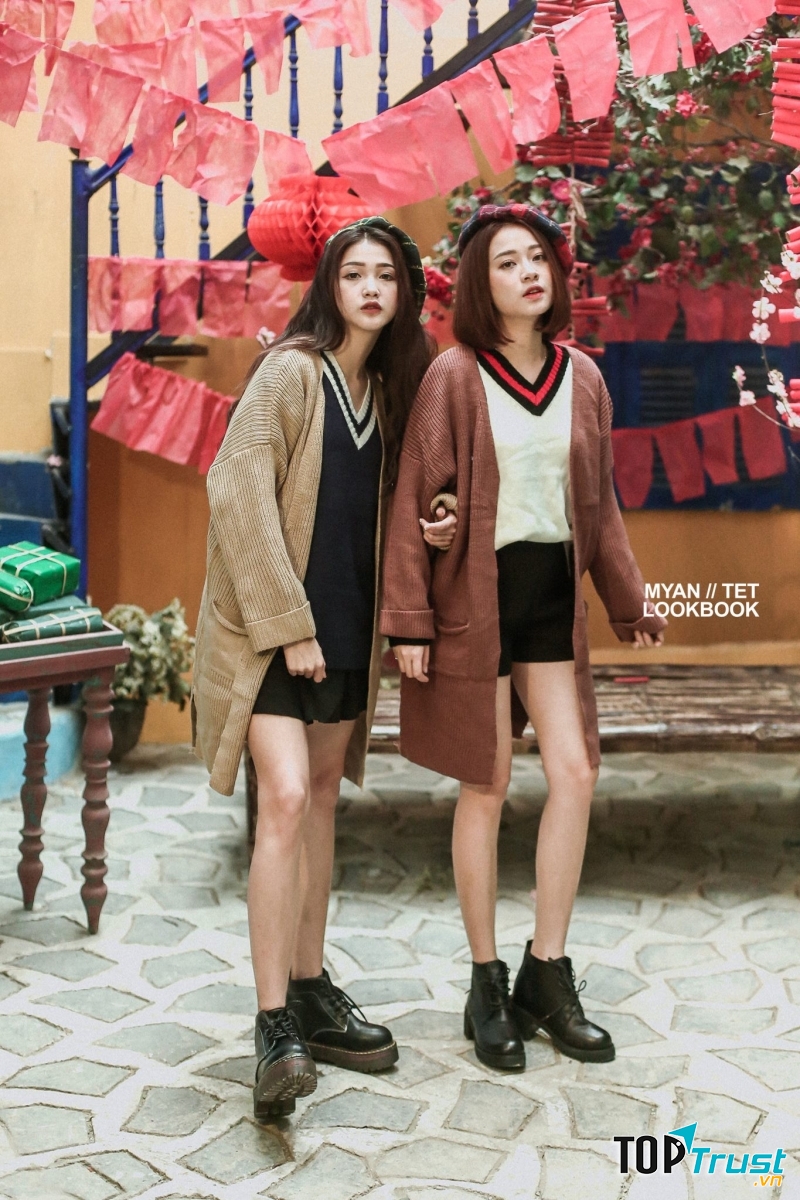 Áo len Cadigan làm cho bộ trang phục thêm phần nổi bật.