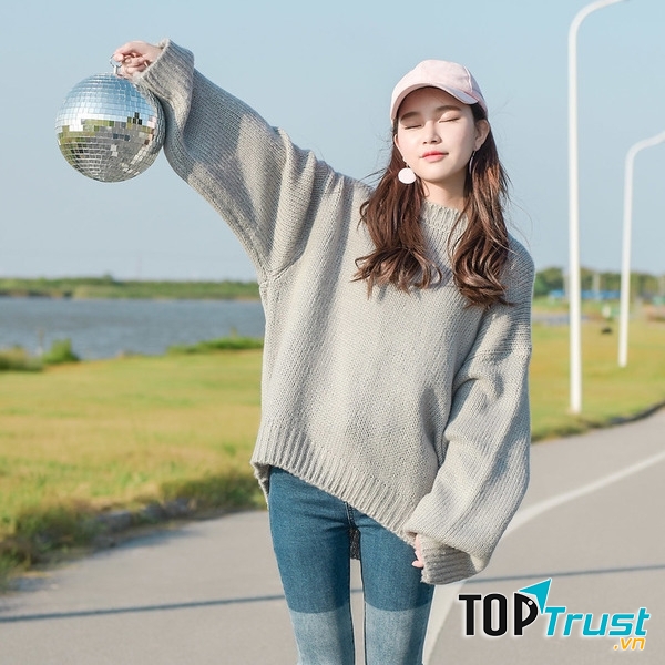 Mix áo len và quần jean mang lại vẻ năng động, cá tính