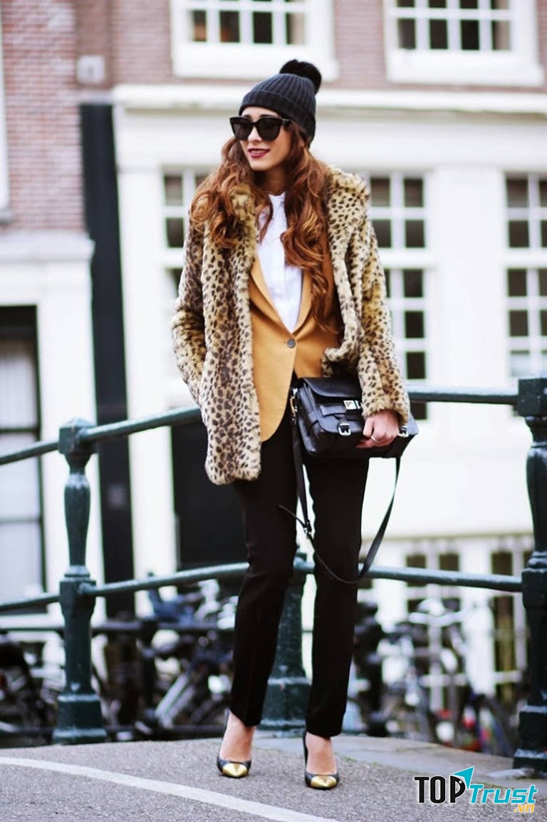 Áo lông da báo khoác ngoài toát lên vẻ sang chảnh cho các quý cô sành điệu. Chỉ cần chọn trang phục đơn giản như áo phông trắng và quần đen và khoác lên chiếc áo lông này là đã quá ư là trendy rồi. Bạn cũng nên mang thêm túi xách và giày để hoàn thiện set đồ này
