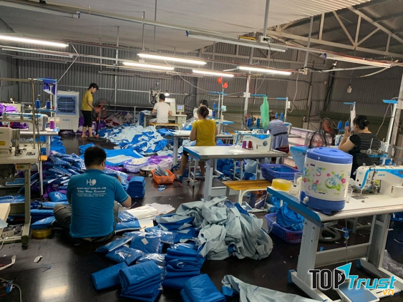 Khải Hoàn còn chuyên thiết kế, gia công và sản xuất đa dạng các loại áo mưa giá rẻ tại Hà Nội