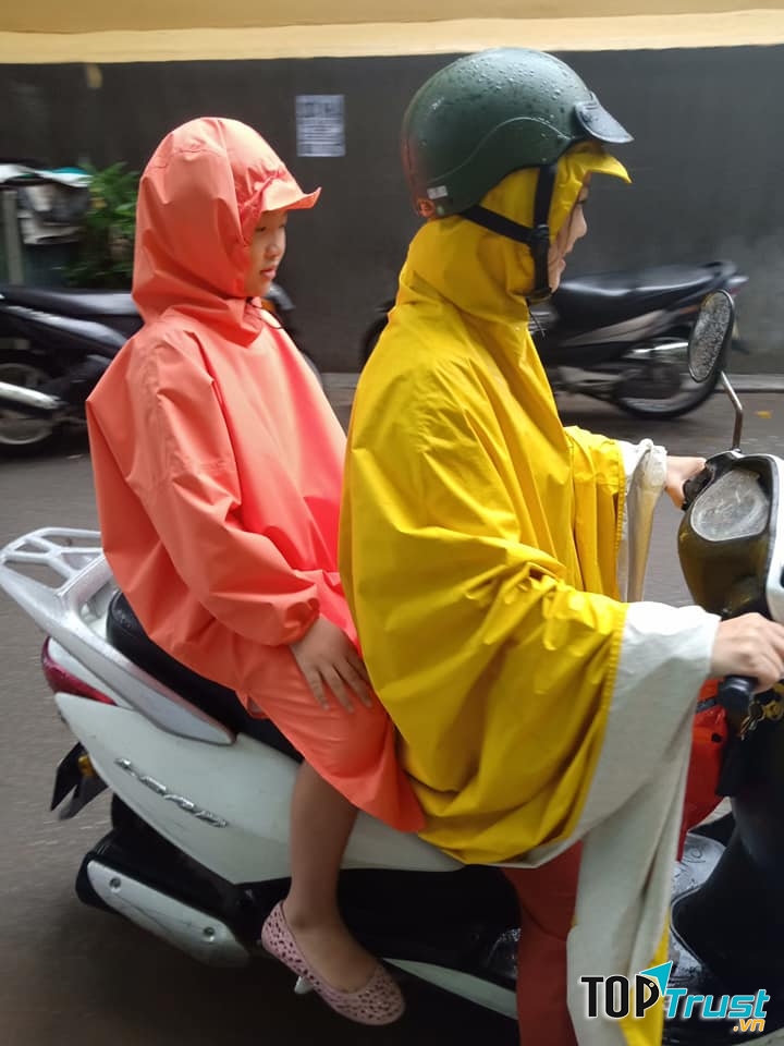 Áo mưa Khánh Chi rất đa dạng về kiểu dáng, chất liệu, màu sắc, và có nhiều cỡ cho nhiều lứa tuồi