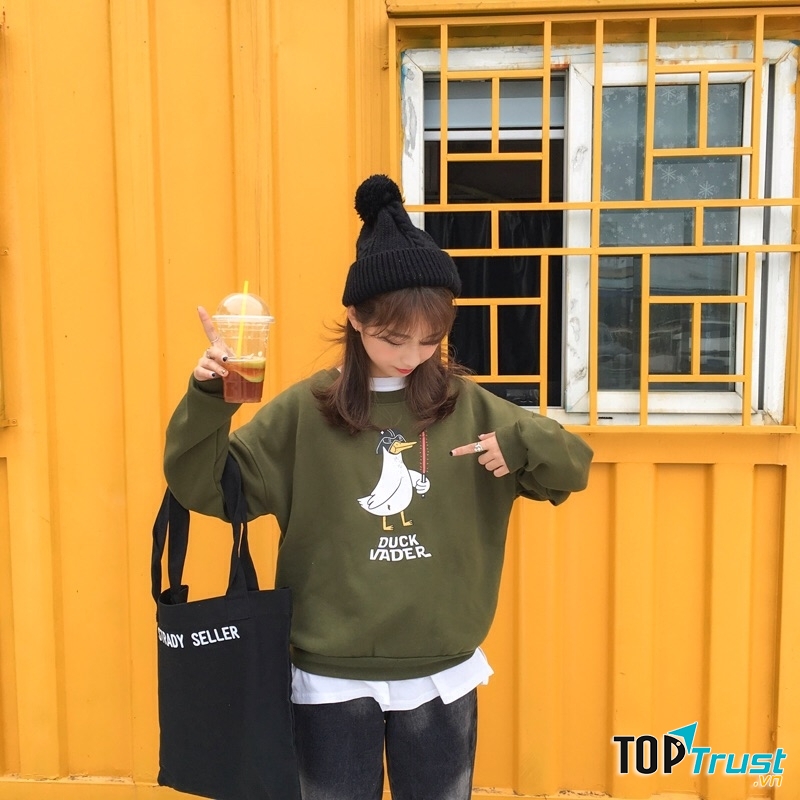 Kết hợp với sơ mi bên trong tạo điểm nhấn cho trang phục