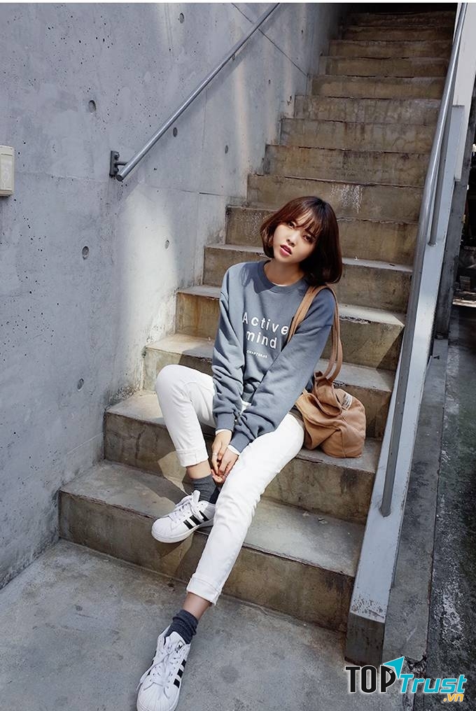 cô nàng cá tính với áo nỉ và jean trắng