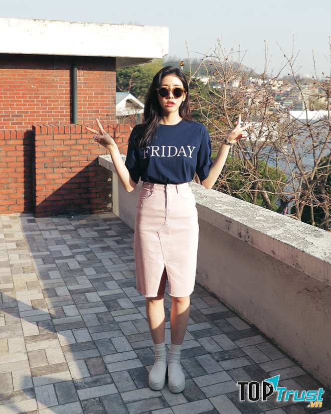 Với kiểu váy như này bạn có thể đi giày thể thao, giày cao gót, giày bệt hay những đôi sandals... phù hợp với bộ đồ.