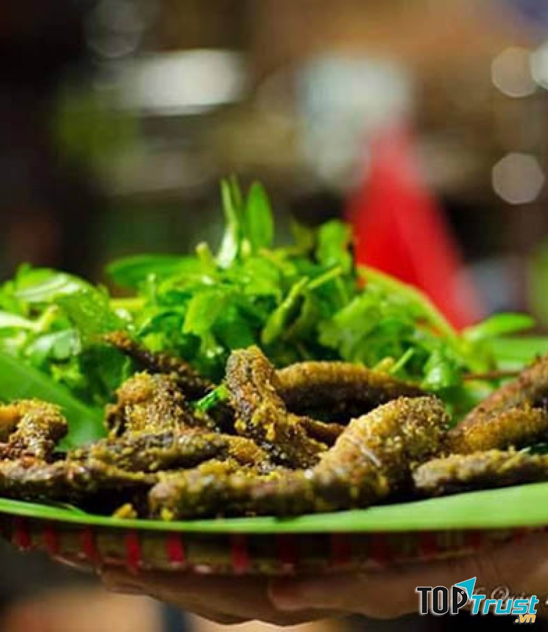 Ao Quán nổi tiếng với các món đặc sản dân tộc vùng Bắc Bộ.