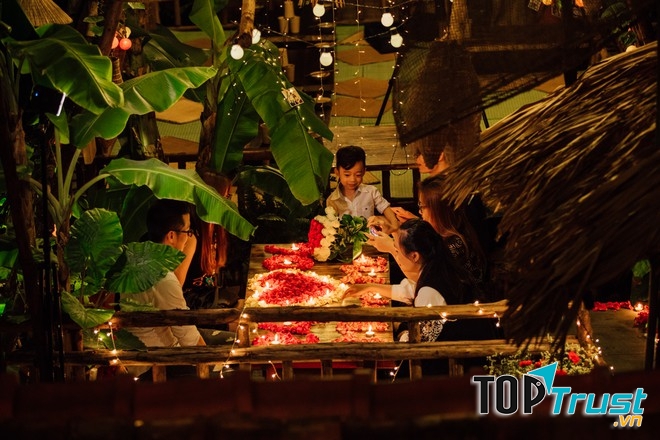 Ao Quán còn có không gian ngoài trời rất lý tưởng để tổ chức liên hoan, sinh nhật