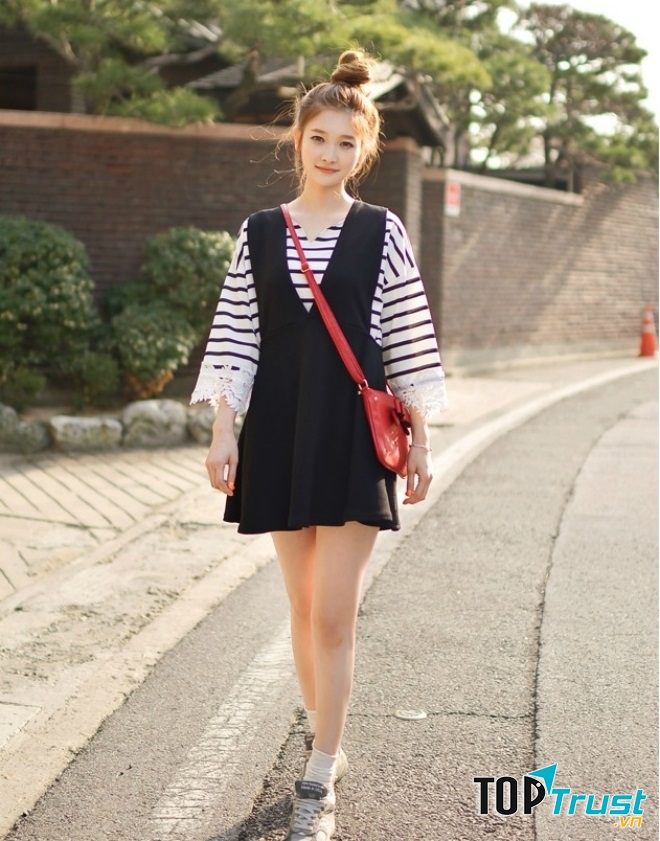Áo phông tay lỡ kẻ ngang phần tay ren và yếm đen với tông màu trắng đen tương phản nổi bật. Nếu bạn là tín đồ của màu đen, trắng này thì hãy kết hợp phụ kiện như kính hay túi xách và bốt ngắn trắng hoặc đen