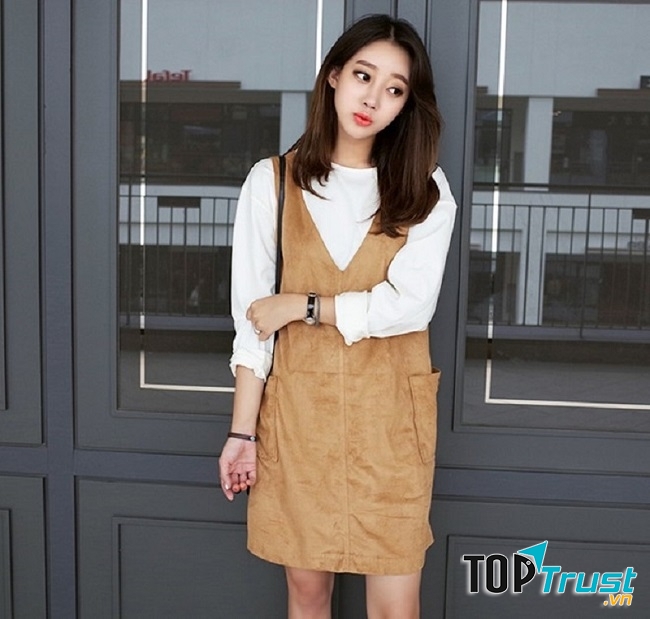 Set đồ như áo tay dài trắng và yếm lộn da bò tuy đơn giản nhưng đẹp và tự nhiên. Bạn nên kèm theo phụ kiện như đồng hồ, vòng tay hay túi xách để không có cảm giác bị nhàm chán nhé