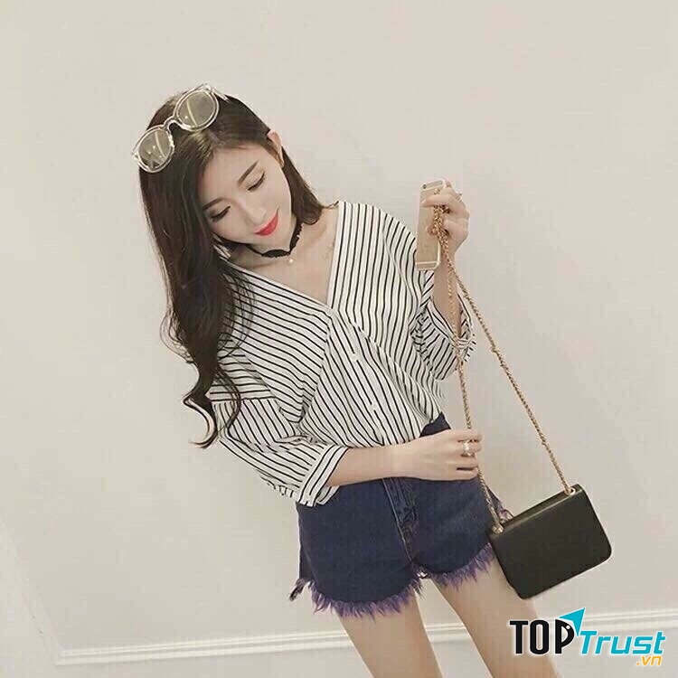 Các mẫu này luôn thu hút các cô gái từ vẻ đẹp thanh lịch trong thiết kế cũng như họa tiết kẻ sọc nhẹ nhàng,thanh lịch