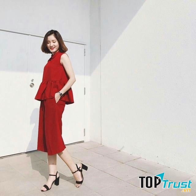 Set ao cổ sơ mi quần culottes đẹp gồm áo cách điệu tay sát nách với thiết kế nhẹ nhàng kết hợp sự xinh xắn cùng quần culottes cá tính, thời trang.