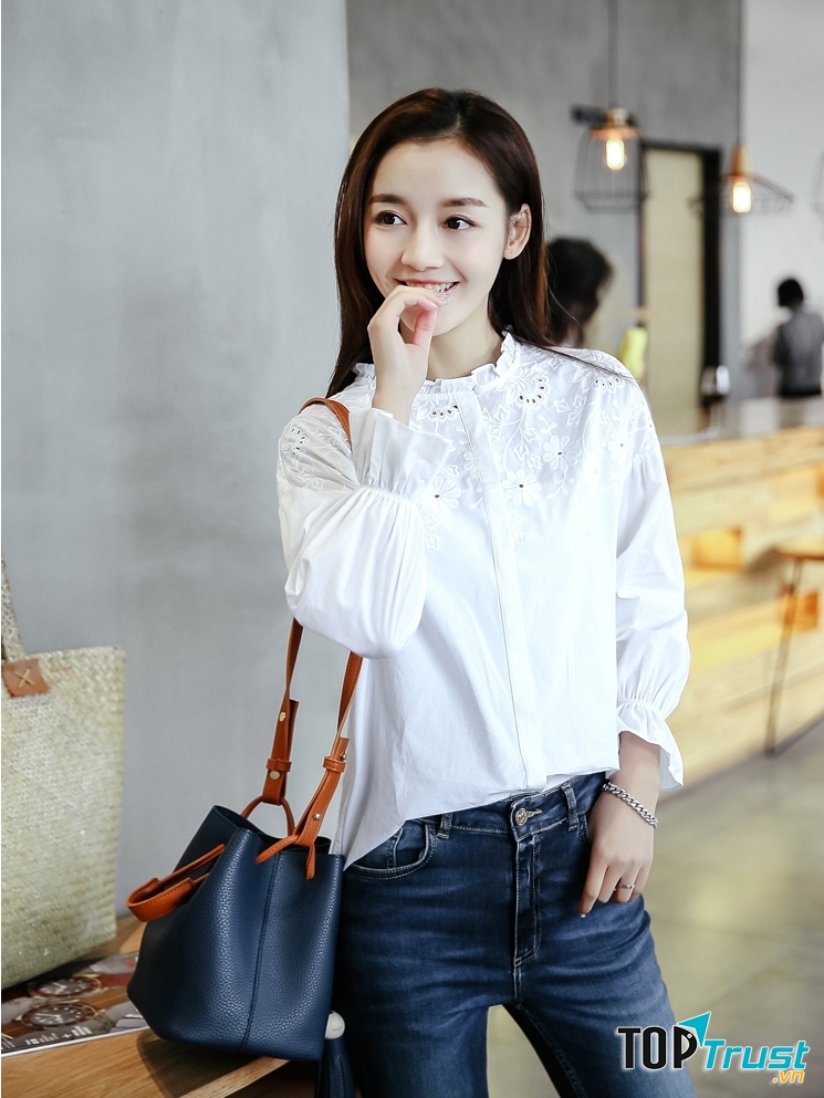 những mẫu thiết kế với những khoảng ren hở ở phần cổ áo giúp cho chiếc áo sơ mi trắng đơn điệu thêm phần gợi cảm
