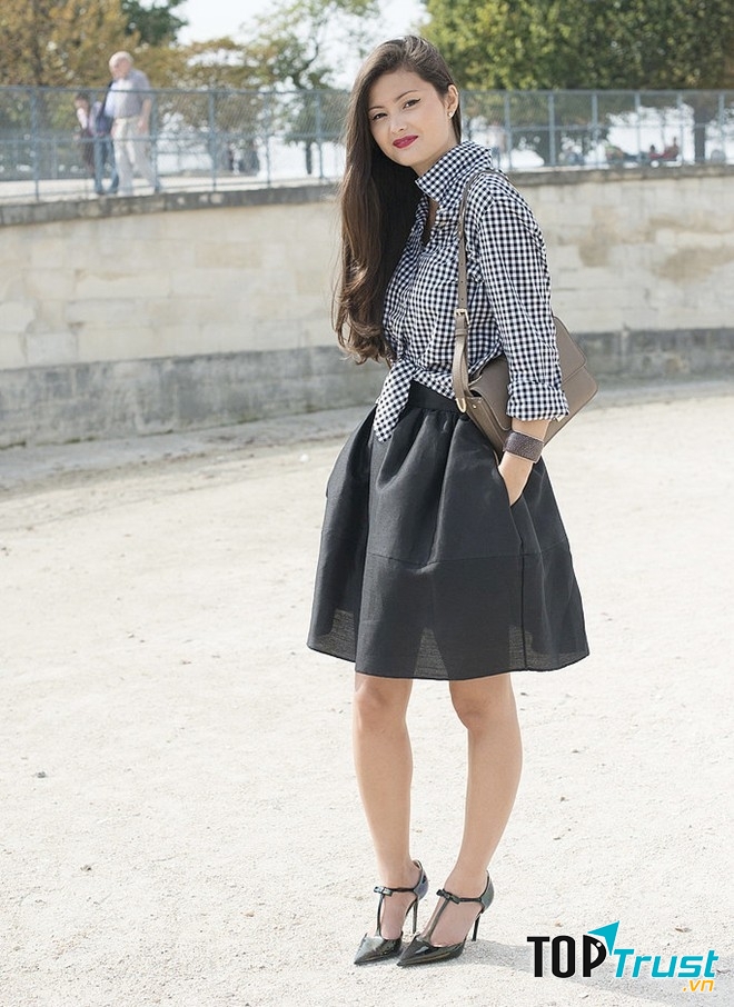 Áo sơ mi túm vạt kết hợp chân váy xoè tạo nên sự trẻ trung, mới lạ