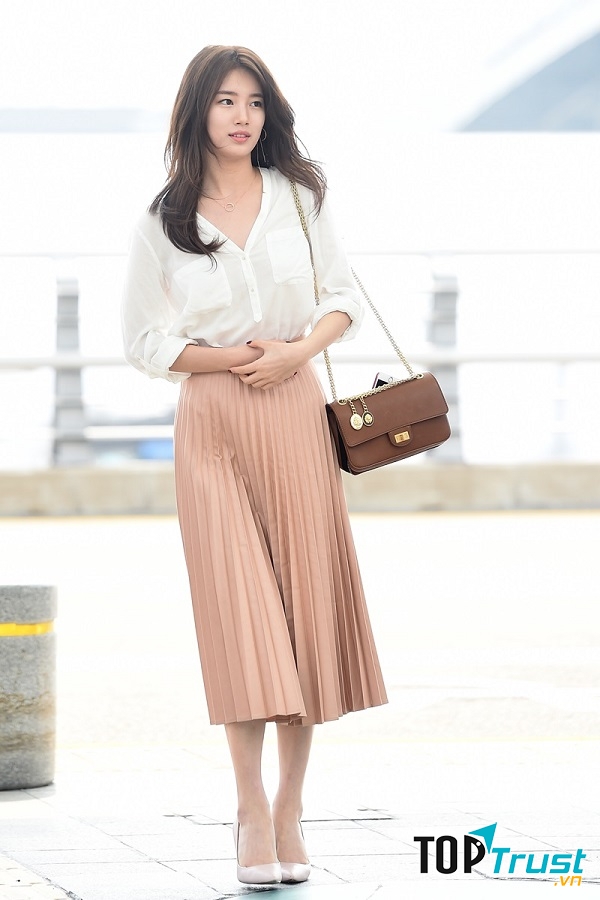 Áo sơ mi kết hợp chân váy xếp ly tạo nên vẻ đẹp, trẻ trung và quyến rũ