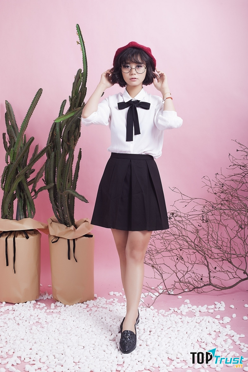 Áo sơ mi với chân váy xòe tạo cảm giác năng động cho bạn gái