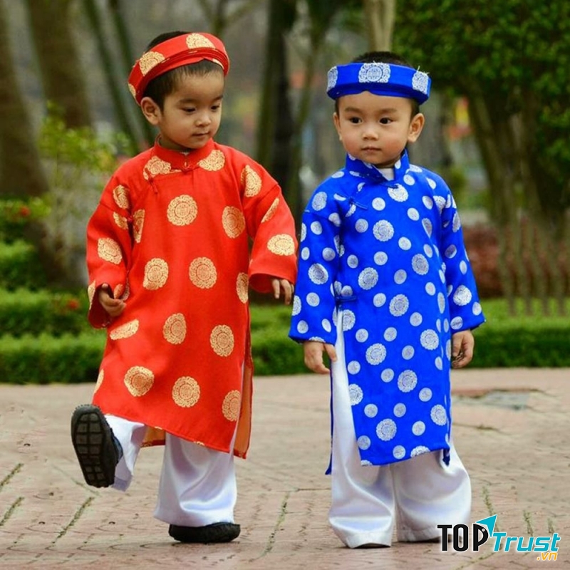 Các bé trai mặc áo the, khăn xếp rất đáng yêu