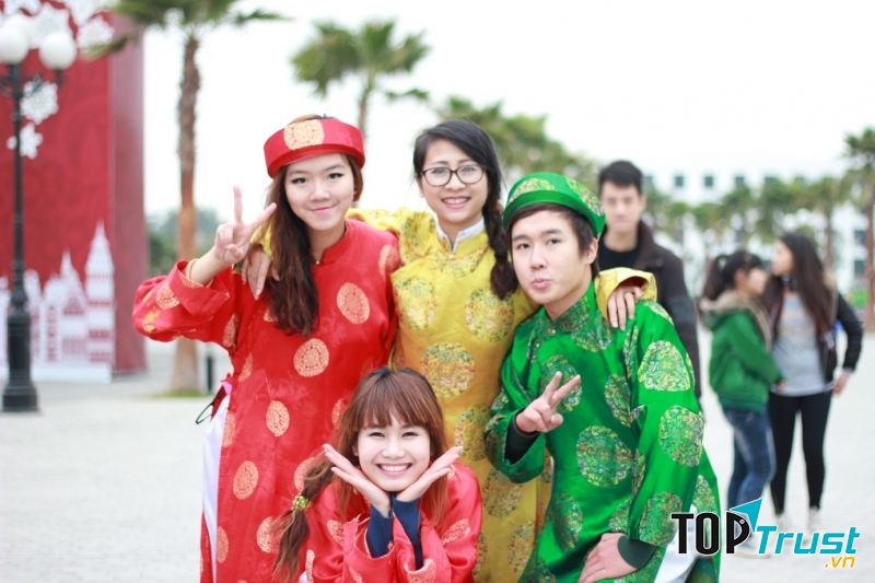 Các bạn trẻ mặc áo the, khăn xếp cho tiết mục nhảy chào xuân