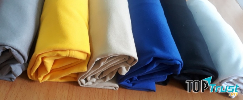 Chất liệu áo thun tại Leeza được may từ chất liệu cotton, mềm mịn, sợi vải cotton tạo độ thông thoáng khi mặc