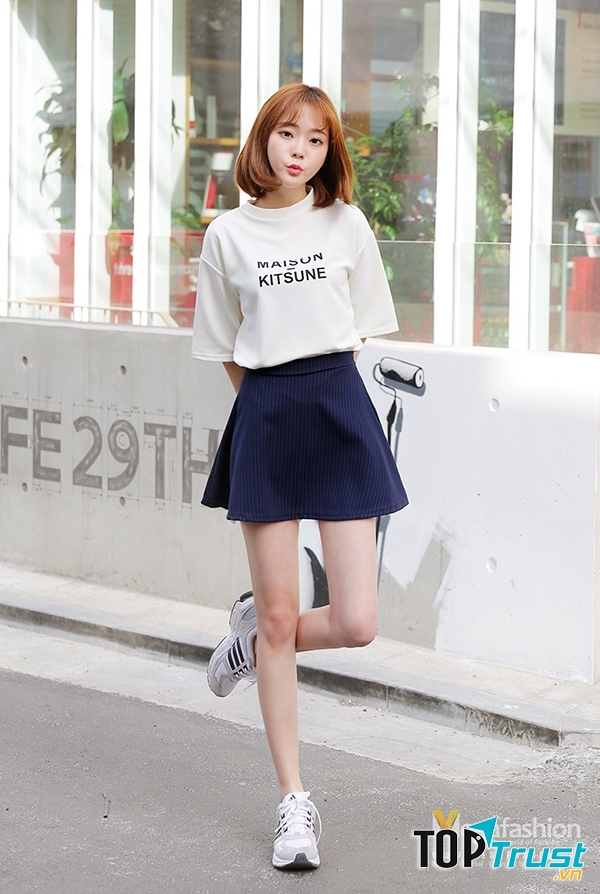 Chiếc váy ngắn vừa dễ thương vừa khéo léo khoe đôi chân thon gầy đấy nhé!