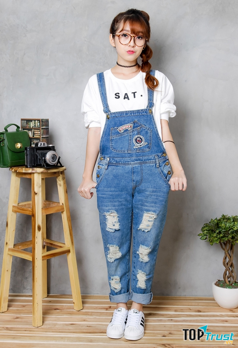 Kết hợp cùng choker phá cách và 1 đôi sneaker năng động, thế là bạn đã có 1 set đồ hoàn hảo cho buổi hẹn hò cuối tuần!