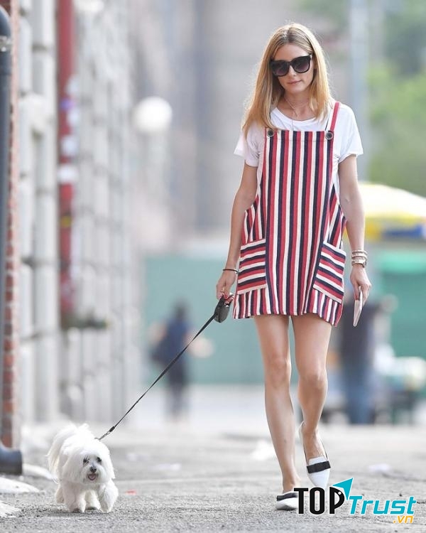 set áo thun trắng + váy yếm này dùng để che khuyết điểm rất tốt bạn nhé!