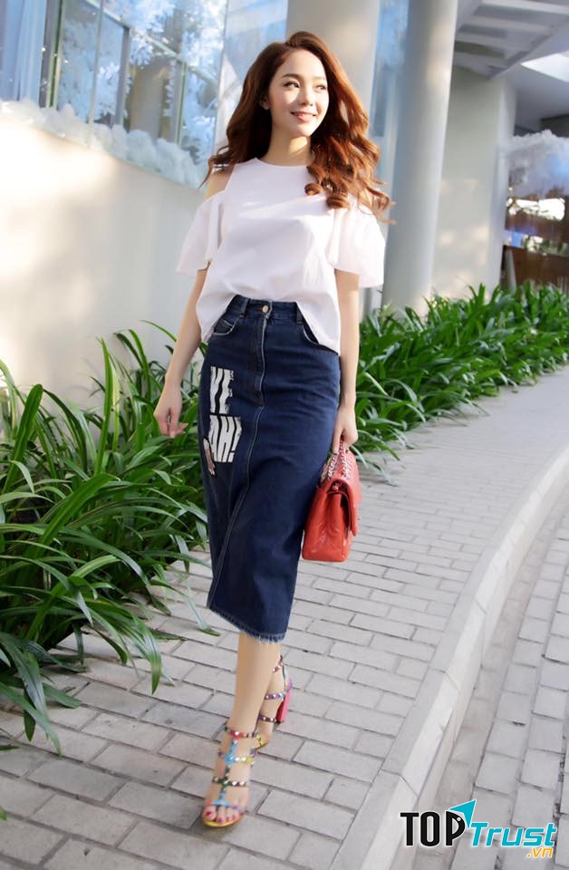 Áo thun và chân váy denim giúp bạn xinh xắn, đáng yêu hơn
