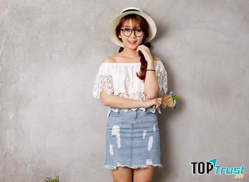 Áo trễ vai sơ mi hoàn toàn có thể trở thành tem công sở nếu bạn linh động phối chúng với chân váy chữ A.