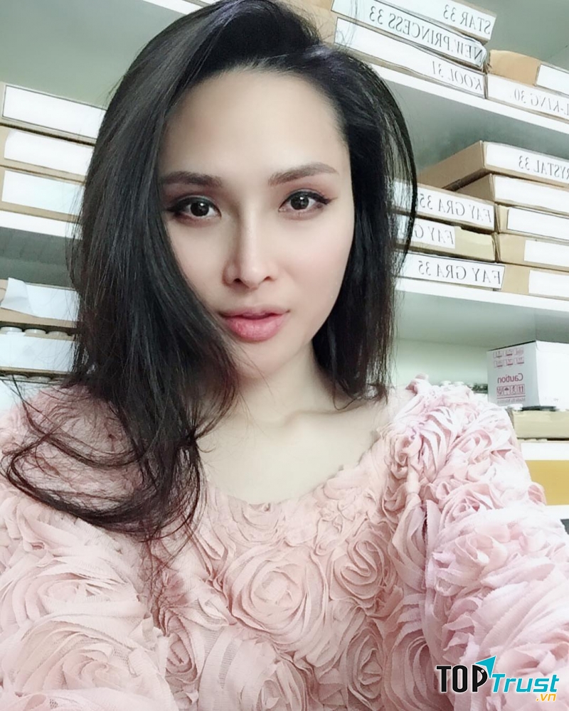 Ngoài các màu cơ bản, Vickydinh còn tung ra dòng áp tròng có màu rất độc cho các tín đồ cosplay