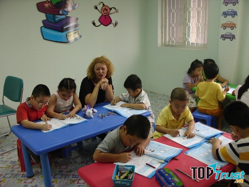 Apple English Thanh Hóa được biết đến là địa chỉ đầu tiên và duy nhất đào tạo phát âm tiếng Anh theo chuẩn Anh - Mỹ