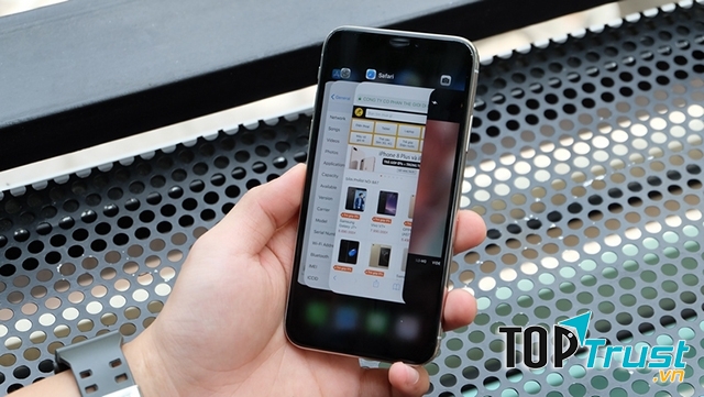 iPhone X nhỏ gọn trong tay người dùng