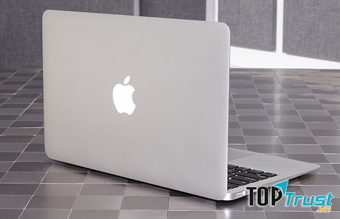 Apple MacBook Air (11-inch, 2015)