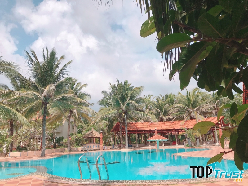 Hồ bơi ngoài trời ở Apricot Resort (Bau Mai Resort)