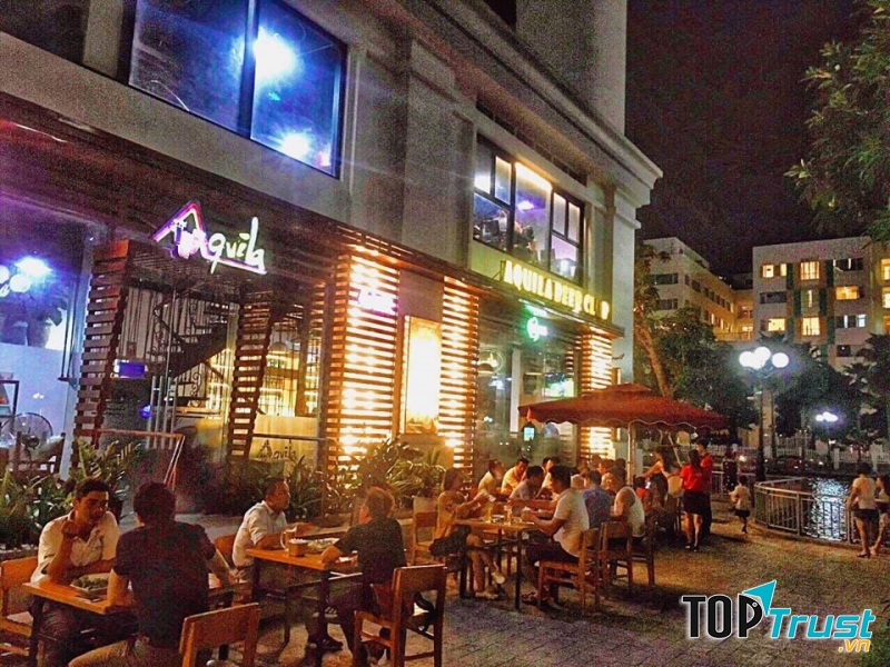 Aquila có cho mình một không gian rộng rãi, thoáng đãng, quay mặt ra là hồ nước mênh mông, đẹp tuyệt vời.