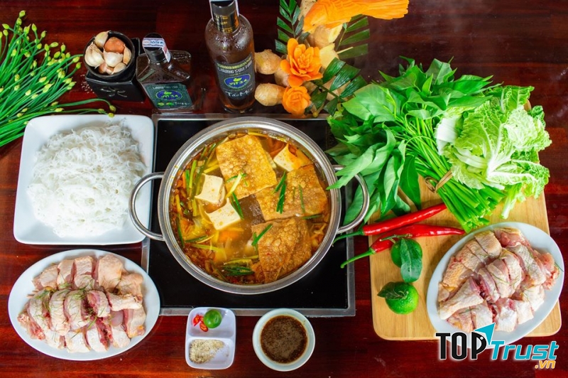 Đồ nhậu thì rất phong phú, vừa ngon, trình bày lại bắt mắt như đuôi bò hầm thuốc bắc, gân nai hầm bia quila và táo đỏ, các loại lẩu khác nhau,….