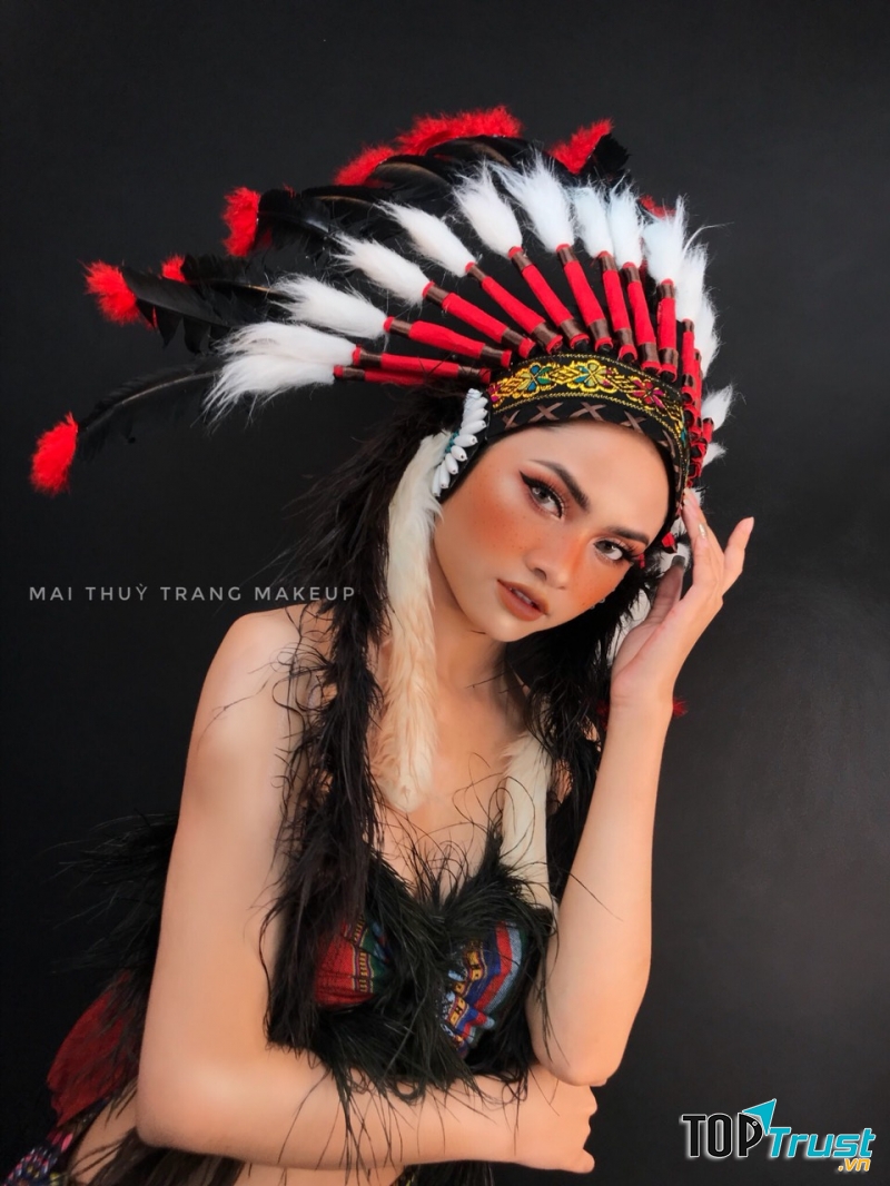 Khi đến đây bạn sẽ được hỗ trợ make up theo đúng phong cách bạn muốn chụp