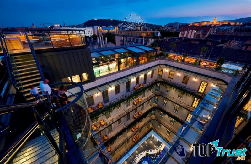 Khung cảnh Aria Hotel Budapest từ trên cao nhìn xuống