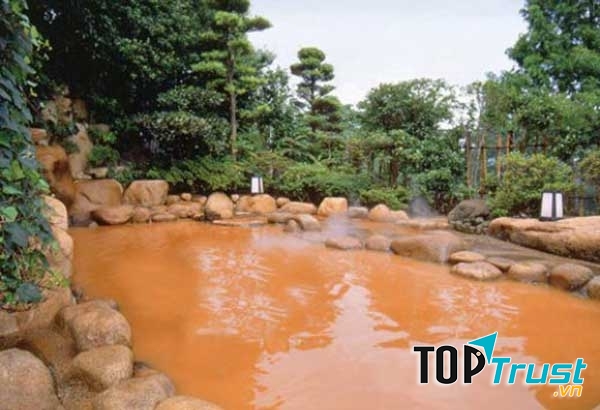 Suối nước nóng Arima Onsen với dòng nước màu nâu đặc trưng