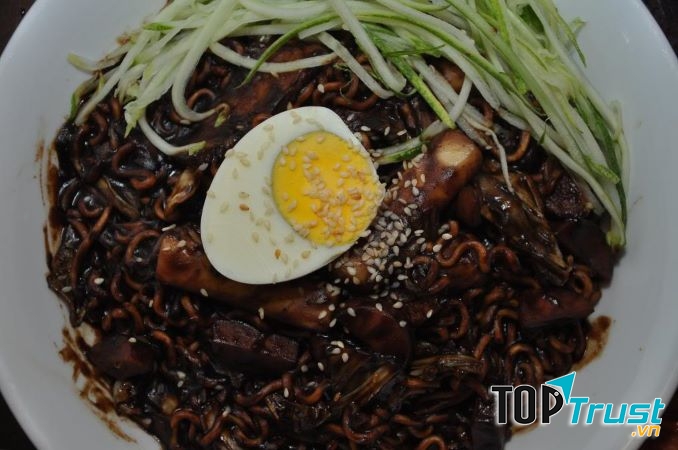 Món mì tương đen ở Han Cook cũng khá nổi tiếng với đặc trưng là nước sốt nhiều nên sợi mì ngập và thấm đượm hương vị.