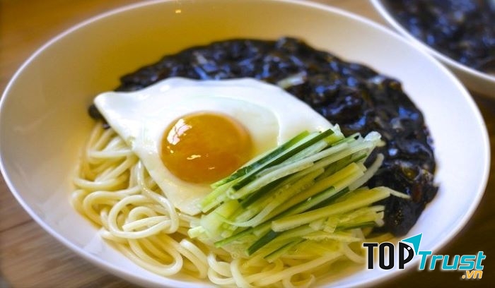 Mây Mây có một điểm cộng bởi món mì tương đen sẽ được trộn nóng các nguyên liệu như trứng lòng đào béo ngậy