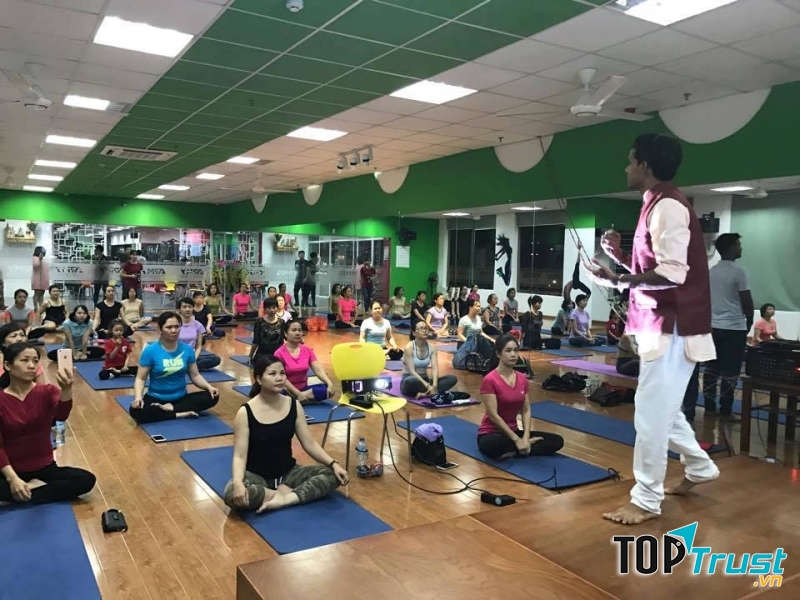 Thầy hướng dẫn người Ấn Độ trực tiếp giảng dạy yoga tại Army Fitness & Yoga