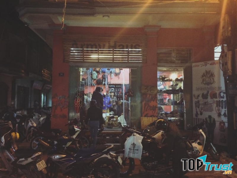 Các cửa hàng của Armyhaus luôn chật kín khách hàng tới mua đồ.