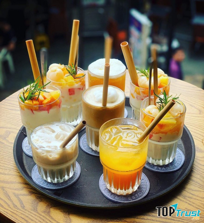 Phần trà hoa quả có vị trái cây thơm nhẹ chứ không quá nồng, thanh ngọt rất dễ uống, không bị kiểu ngọt siro hoá học nên được nhiều khách hàng chọn lựa.