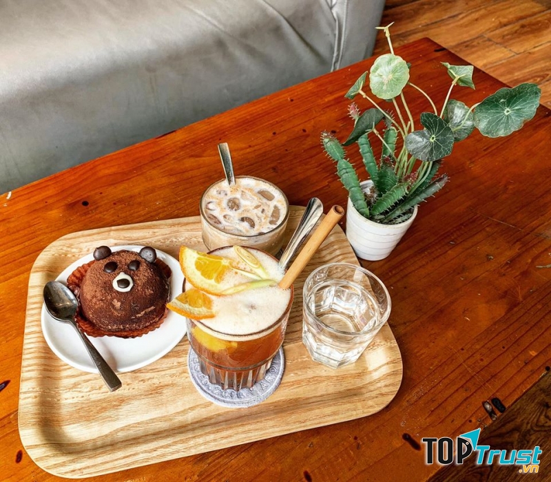 Aroi Dessert Cafe là một quán cà phê nổi tiếng có không gian rộng rãi