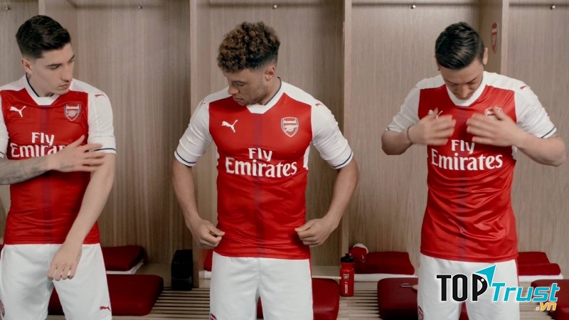 Áo thi đấu sân nhà của Arsenal