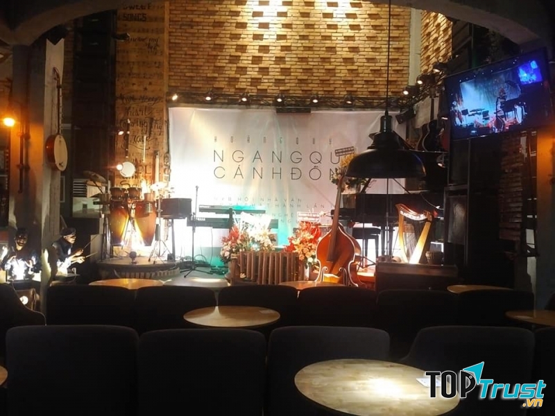 Một show biểu diễn của ban nhạc tại quán