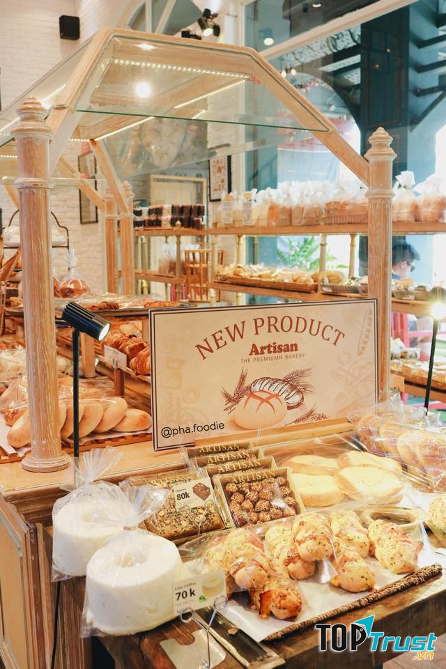 Artisan Bakery có nhiều loại bánh từ bánh lạnh đến bánh nguội đa dạng như macaron, tiramisu, cheesecake và bánh mì xúc xích, phô mai, bánh cua, bánh quy...