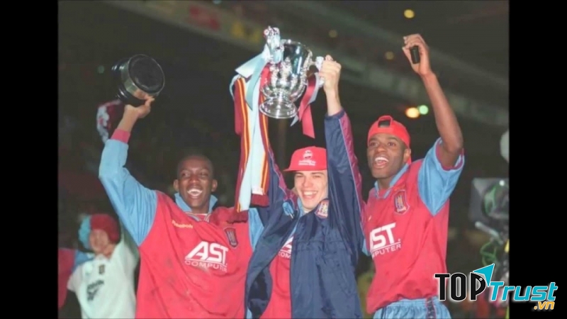 DWIGHT YORKE nâng cúp thời còn khoác áo Aston Villa