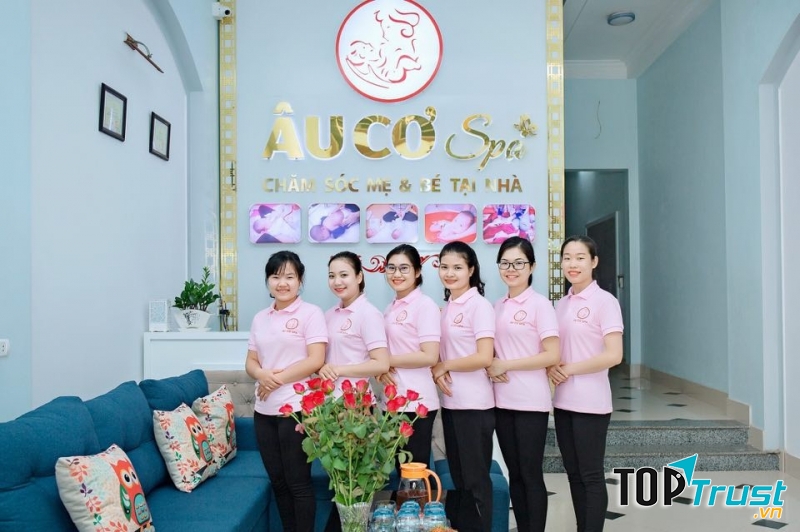 Đội ngũ tắm bé của Âu Cơ spa