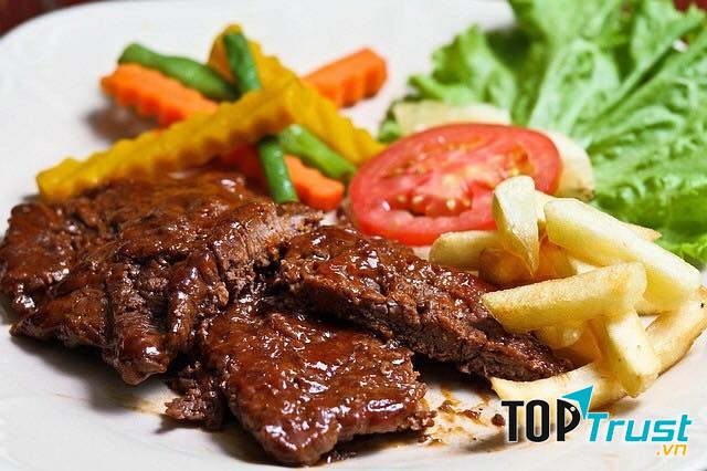 Món ăn hấp dẫn được nhà hàng chế biến tinh tế