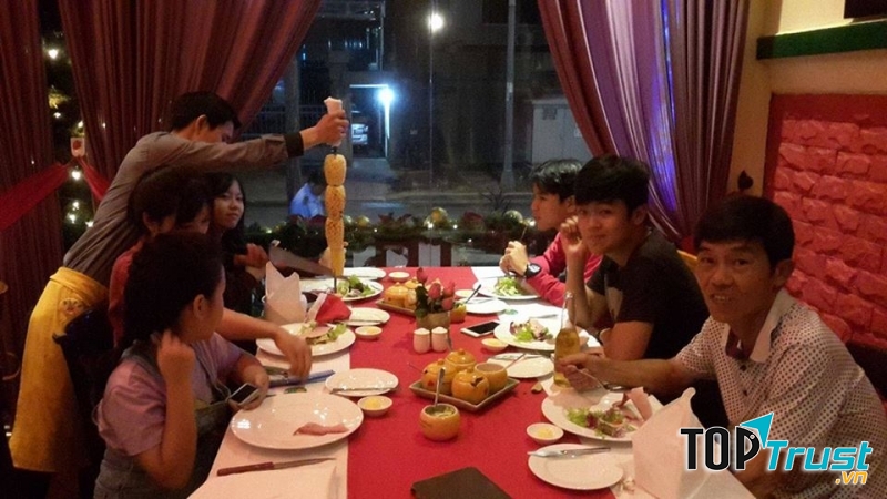 Nhân viên quán sẽ phục vụ ngay tại bàn ăn