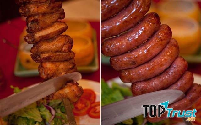 Những xiên thịt, xúc xích hấp dẫn được chế biến theo phong cách Brazil